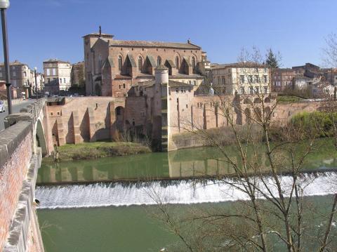 Not a bad place to taste: the Maison du Vin to the right of the Eglise S.Michel across the Tarn in Gaillac